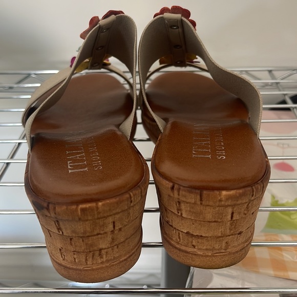 Marcfisher footwear slider sandals 6 1/2 with flowers, made in Italy. - Picture 3 of 9